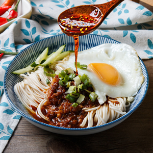 【阿杯ㄅㄟ˙肉拌麵】真正古早味滷肉麵/乾拌麵 (有肉)辣味1袋5入 【阿杯ㄅㄟ˙肉拌麵】真正古早味滷肉麵/乾拌麵 (有肉)辣味1袋5入