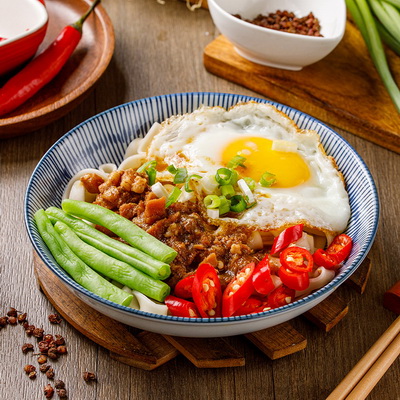 【阿杯ㄅㄟ˙肉拌麵】真正古早味滷肉麵/乾拌麵 (有肉)辣味1袋5入 【阿杯ㄅㄟ˙肉拌麵】真正古早味滷肉麵/乾拌麵 (有肉)辣味1袋5入