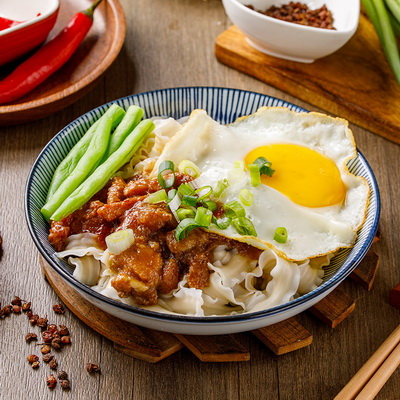 【阿杯ㄅㄟ˙肉拌麵】真正古早味滷肉麵/乾拌麵 (有肉)椒麻味1袋5入 【阿杯ㄅㄟ˙肉拌麵】真正古早味滷肉麵/乾拌麵 (有肉)椒麻味1袋5入