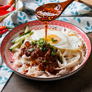 【阿杯ㄅㄟ˙肉拌麵】真正古早味滷肉麵/乾拌麵 (有肉)辣味1袋5入 【阿杯ㄅㄟ˙肉拌麵】真正古早味滷肉麵/乾拌麵 (有肉)辣味1袋5入
